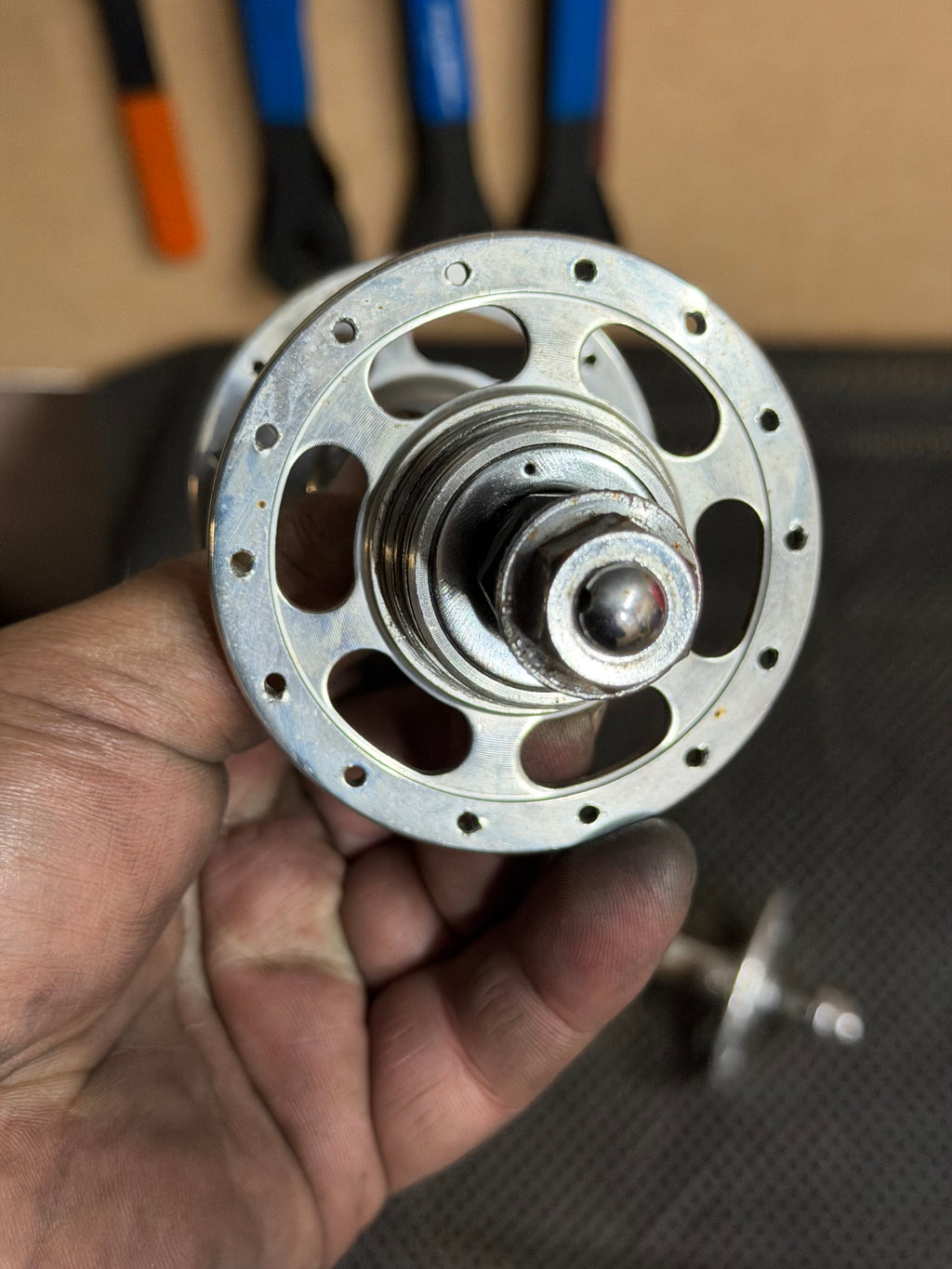 Suntour Superbe Track Hubset 28H Front & Rear – hub flange and axle end