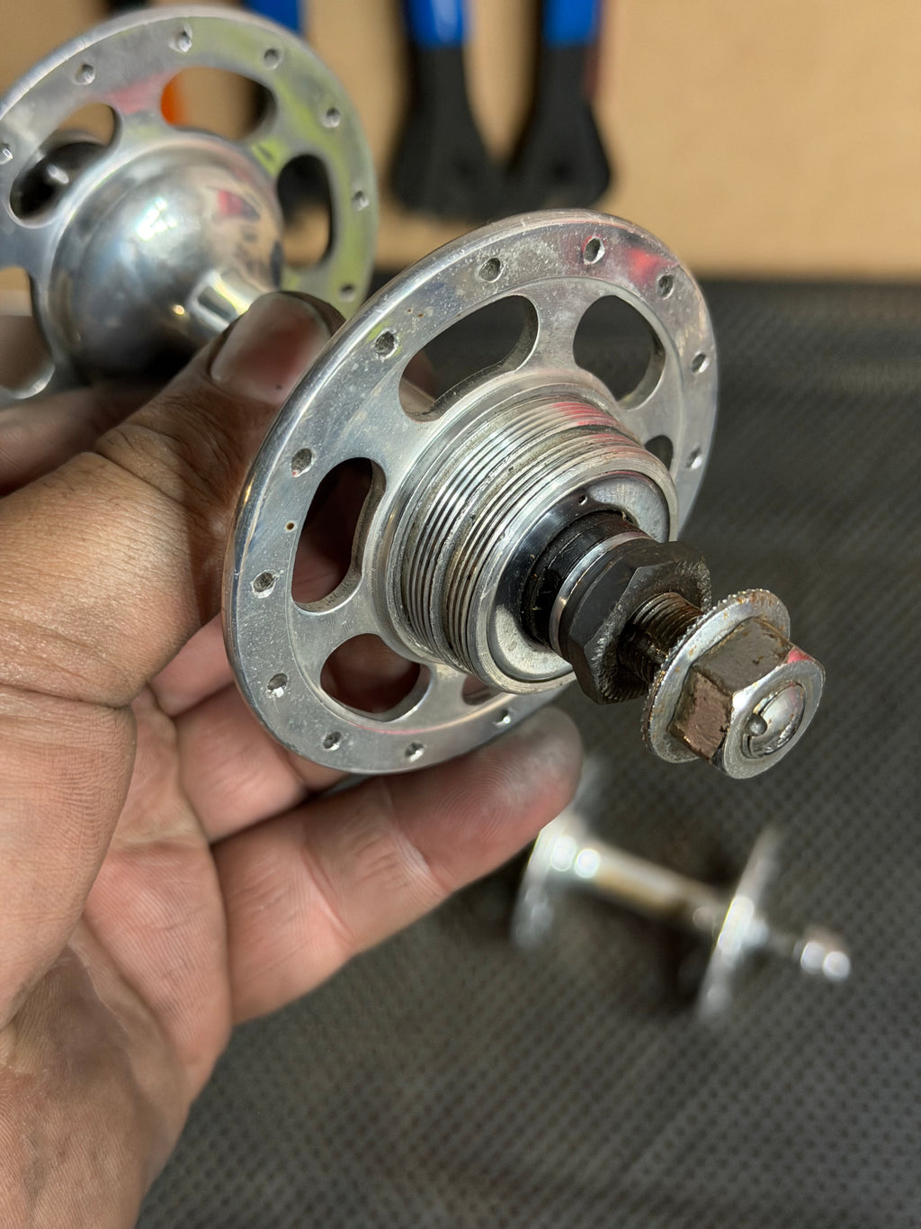 Suntour Superbe Track Hubset 28H Front & Rear – axle hardware close-up