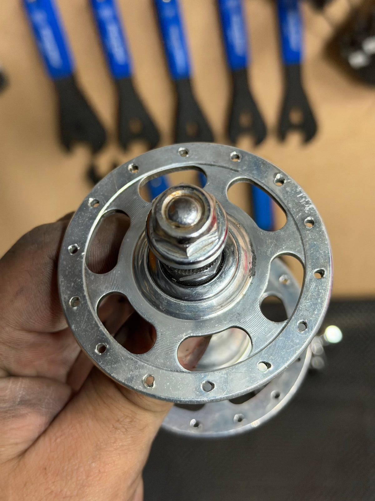 Suntour Superbe Track Hubset 28H Front & Rear – axle and flange close-up