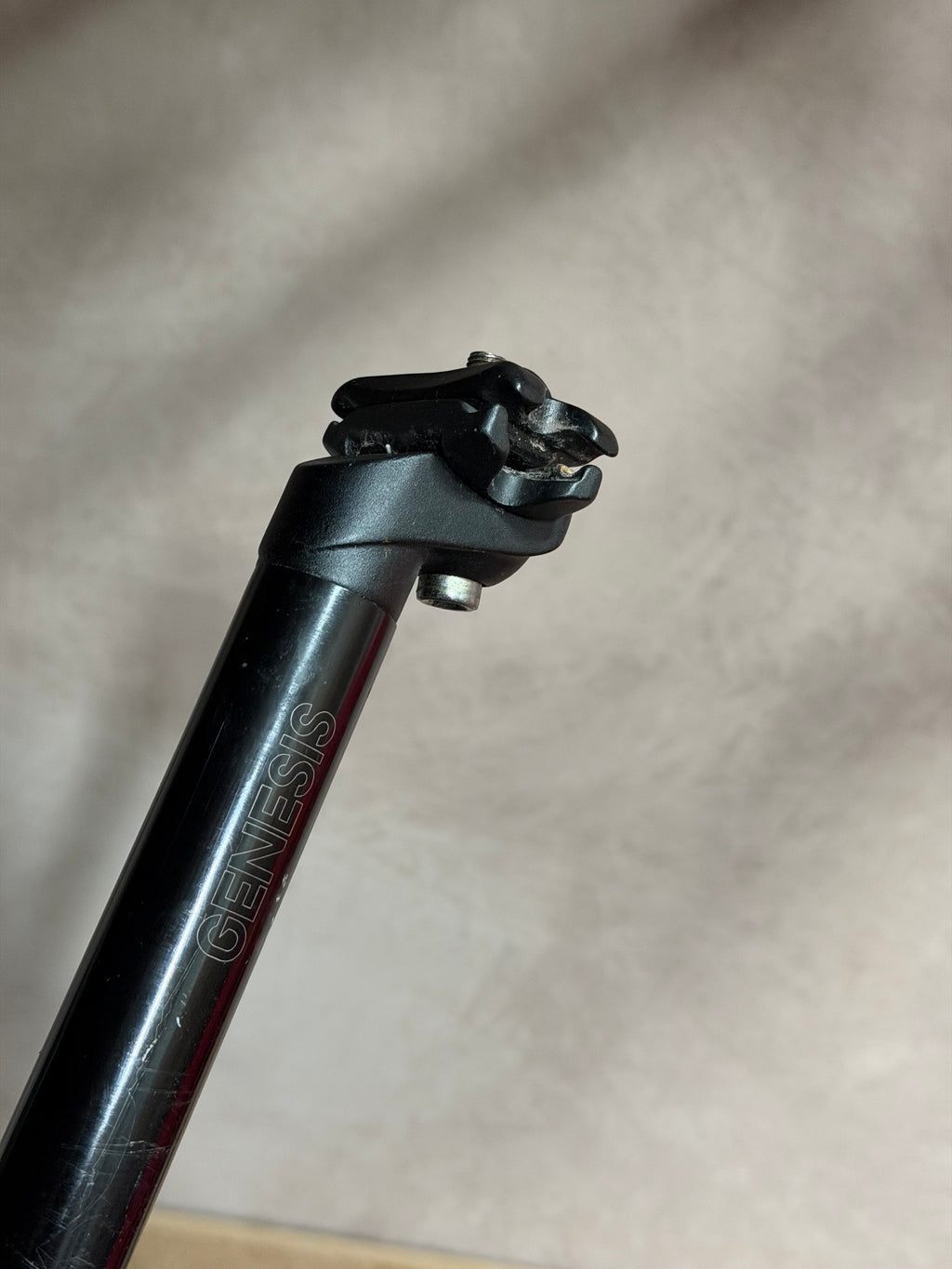 Genesis Seatpost 27.2mm – clamp close-up