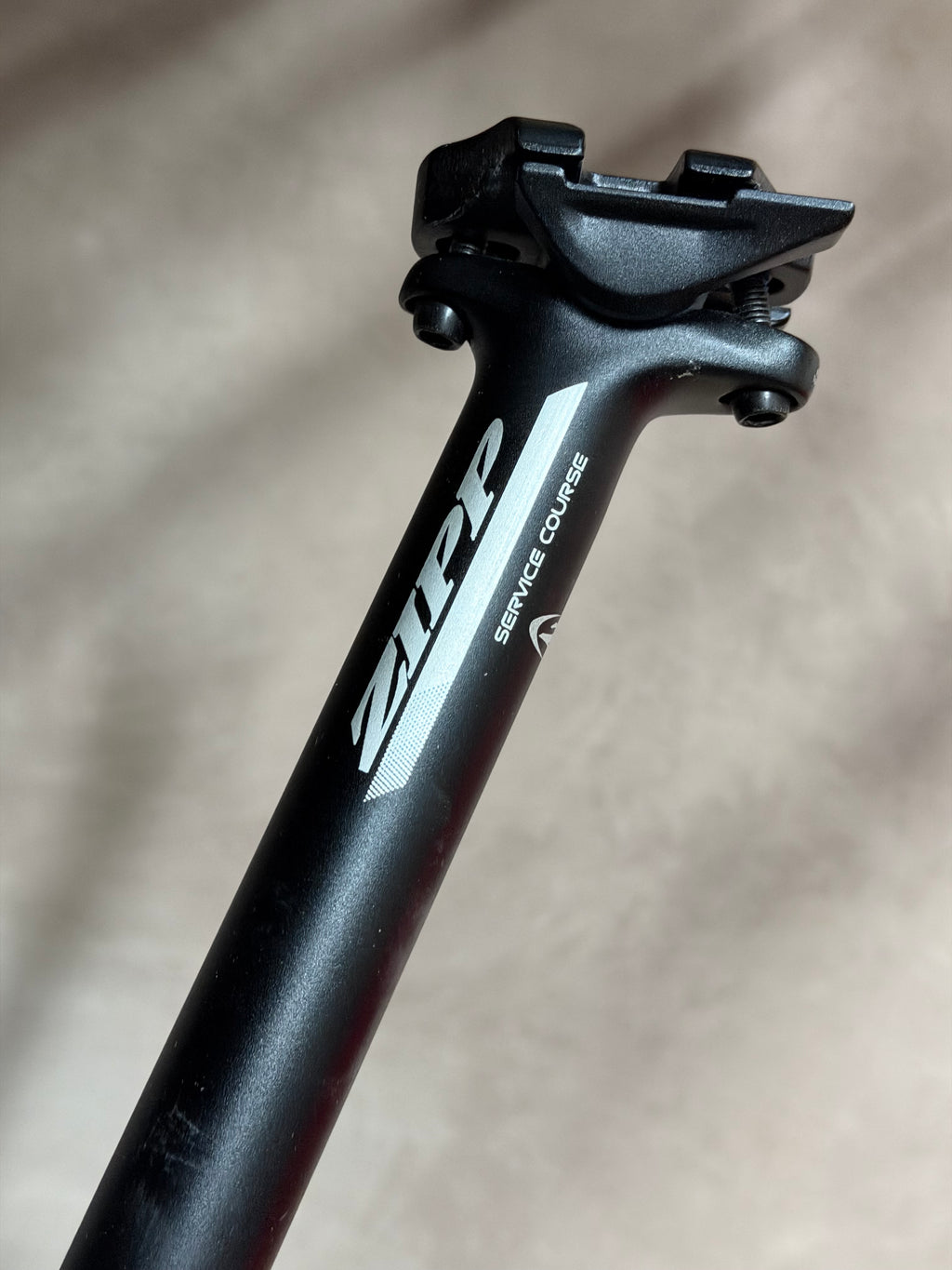 Zipp Aluminium Seatpost 27.2mm – branding and clamp