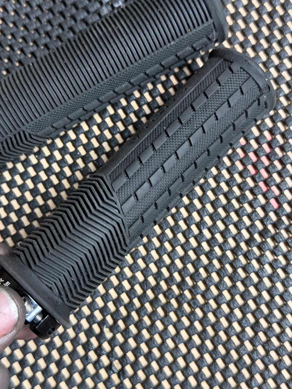 Peaty's Lock-On MTB Handlebar Grips – tread and branding