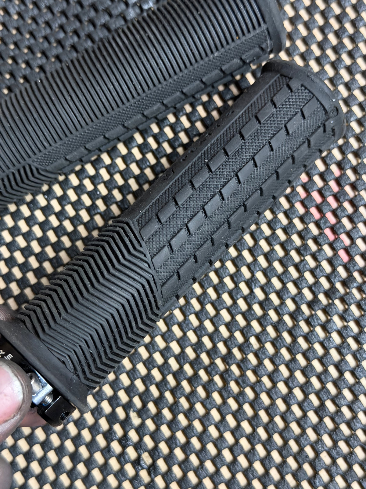 Peaty's Lock-On MTB Handlebar Grips – tread and branding