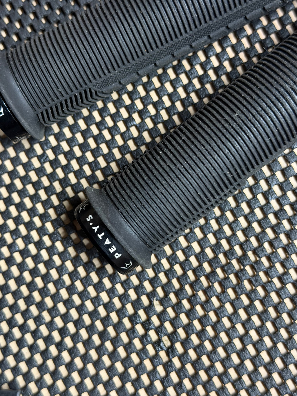 Peaty's Lock-On MTB Handlebar Grips – grip tread close-up
