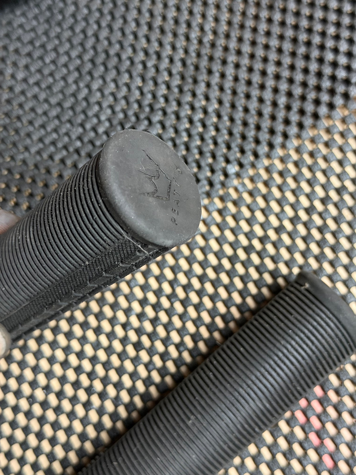 Peaty's Lock-On MTB Handlebar Grips – closed grip end