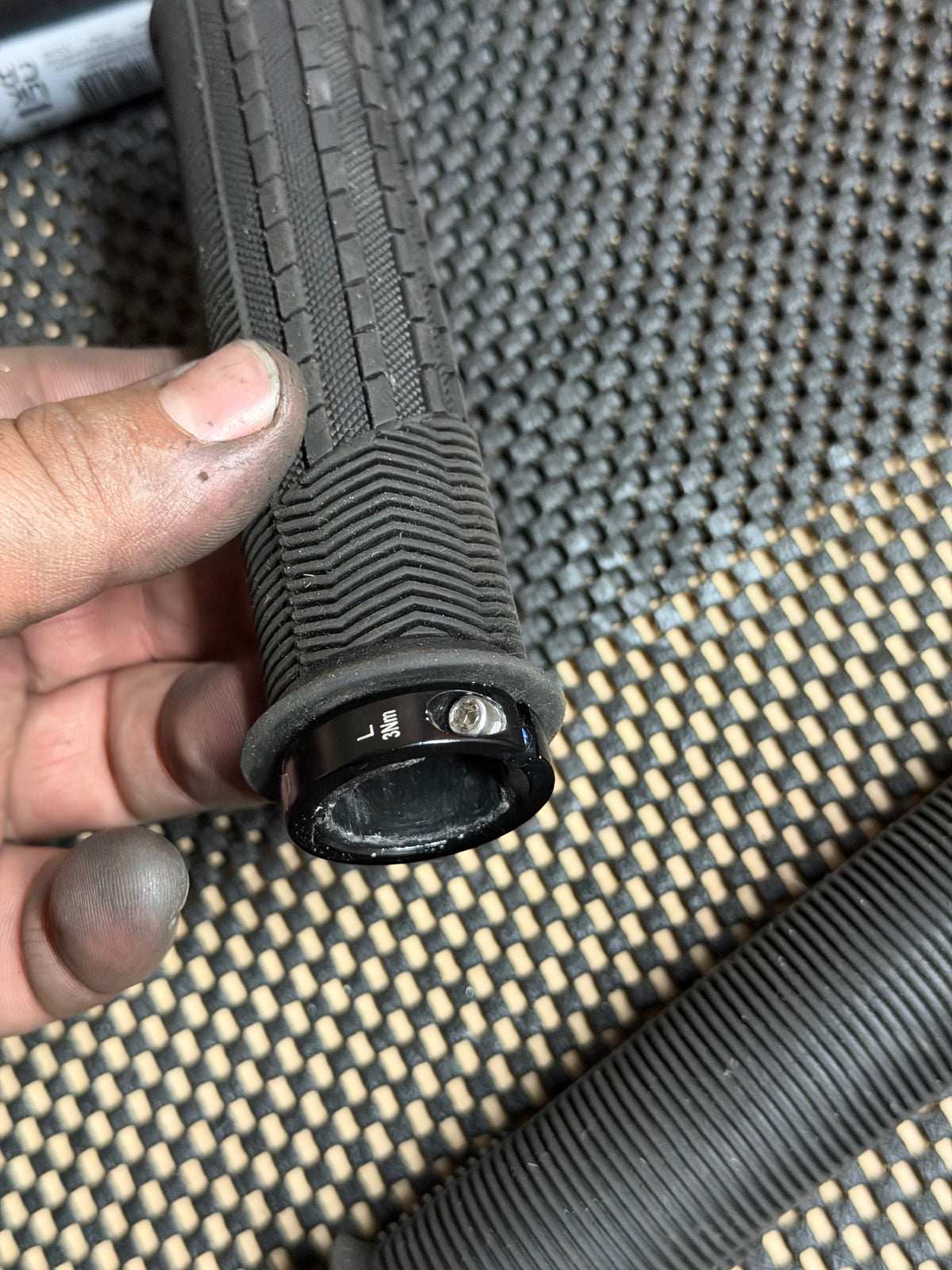 Peaty's Lock-On MTB Handlebar Grips – lock-on clamp