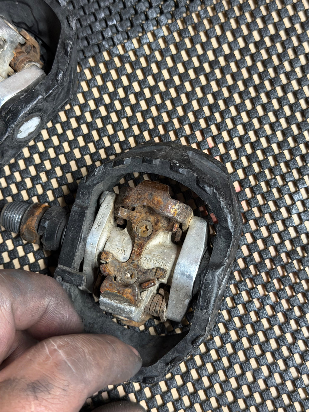 Shimano SPD MTB Pedals – Rust Present – pedal body and rusty mechanism