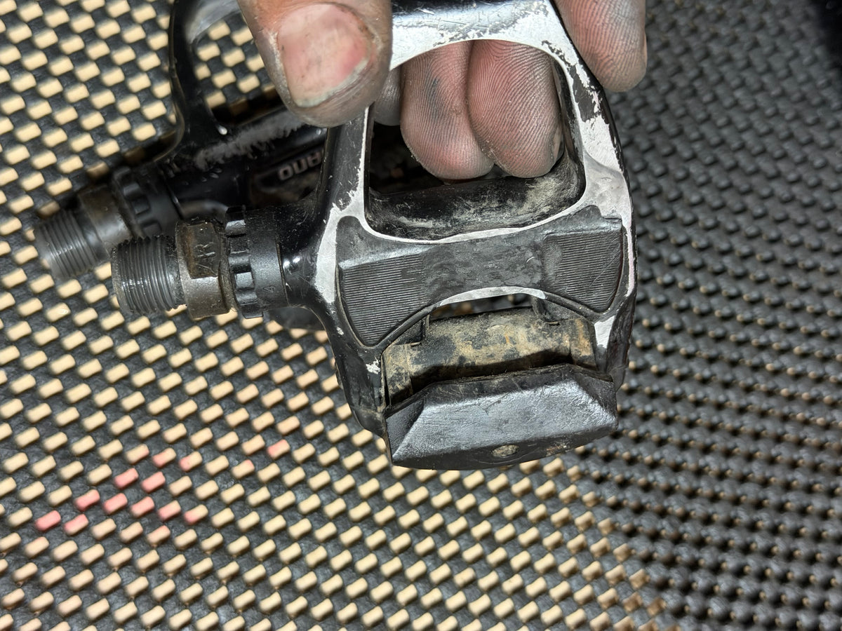 Shimano PD-R540 SPD-SL Road Pedals – pedal spindle and platform