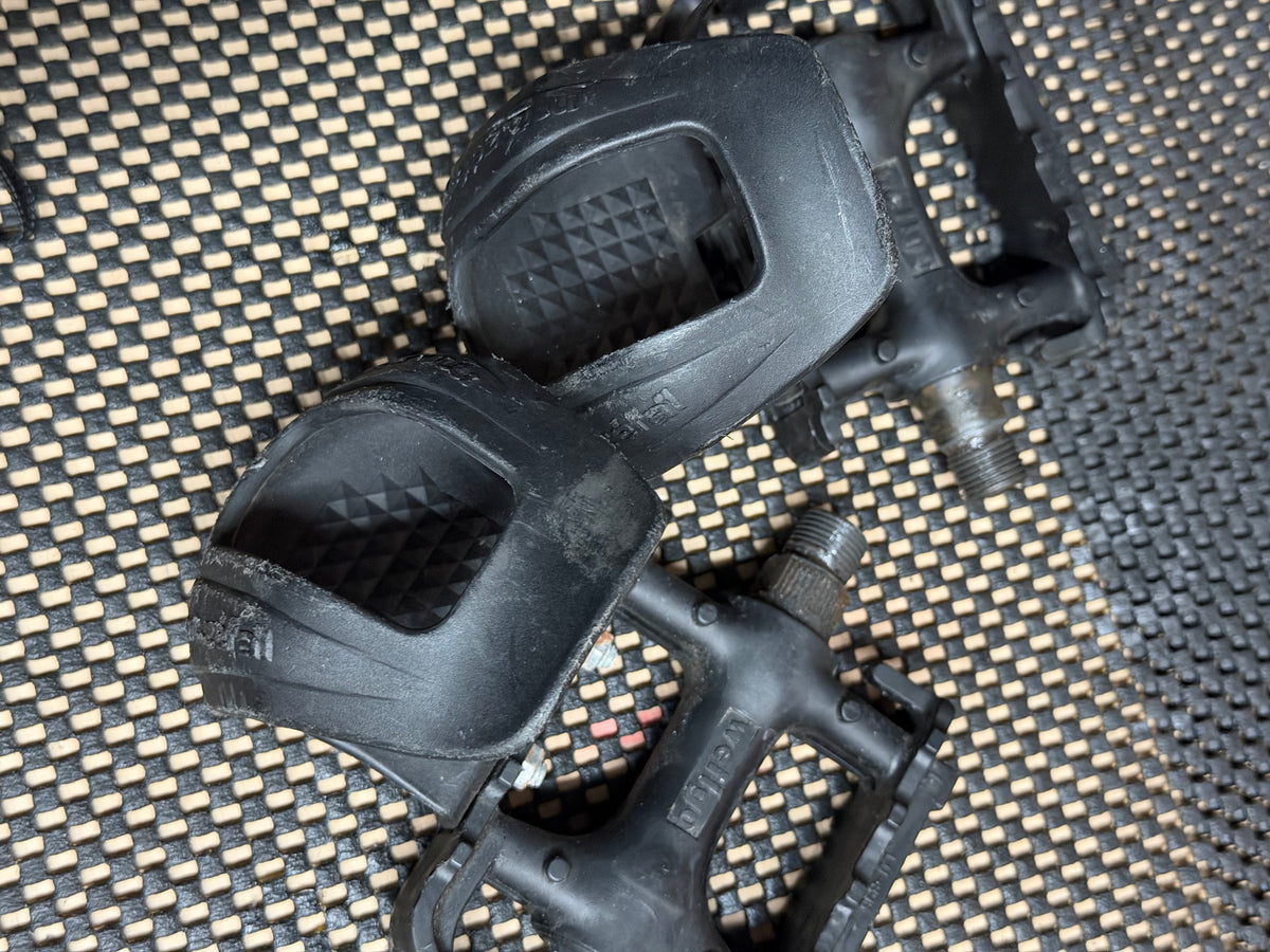 Flat Bicycle Platform Pedals – opposite pedal faces
