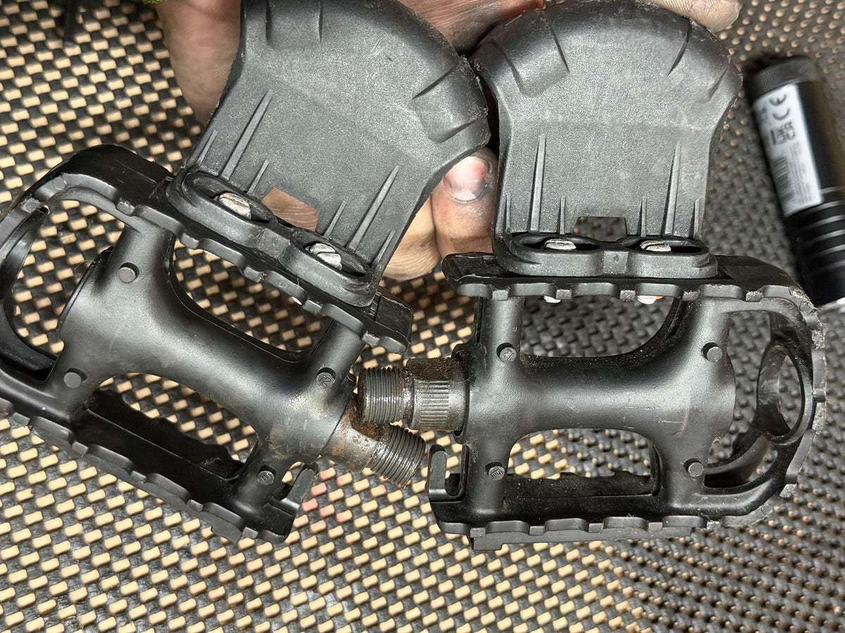 Flat Bicycle Platform Pedals – pedal reflectors and tread
