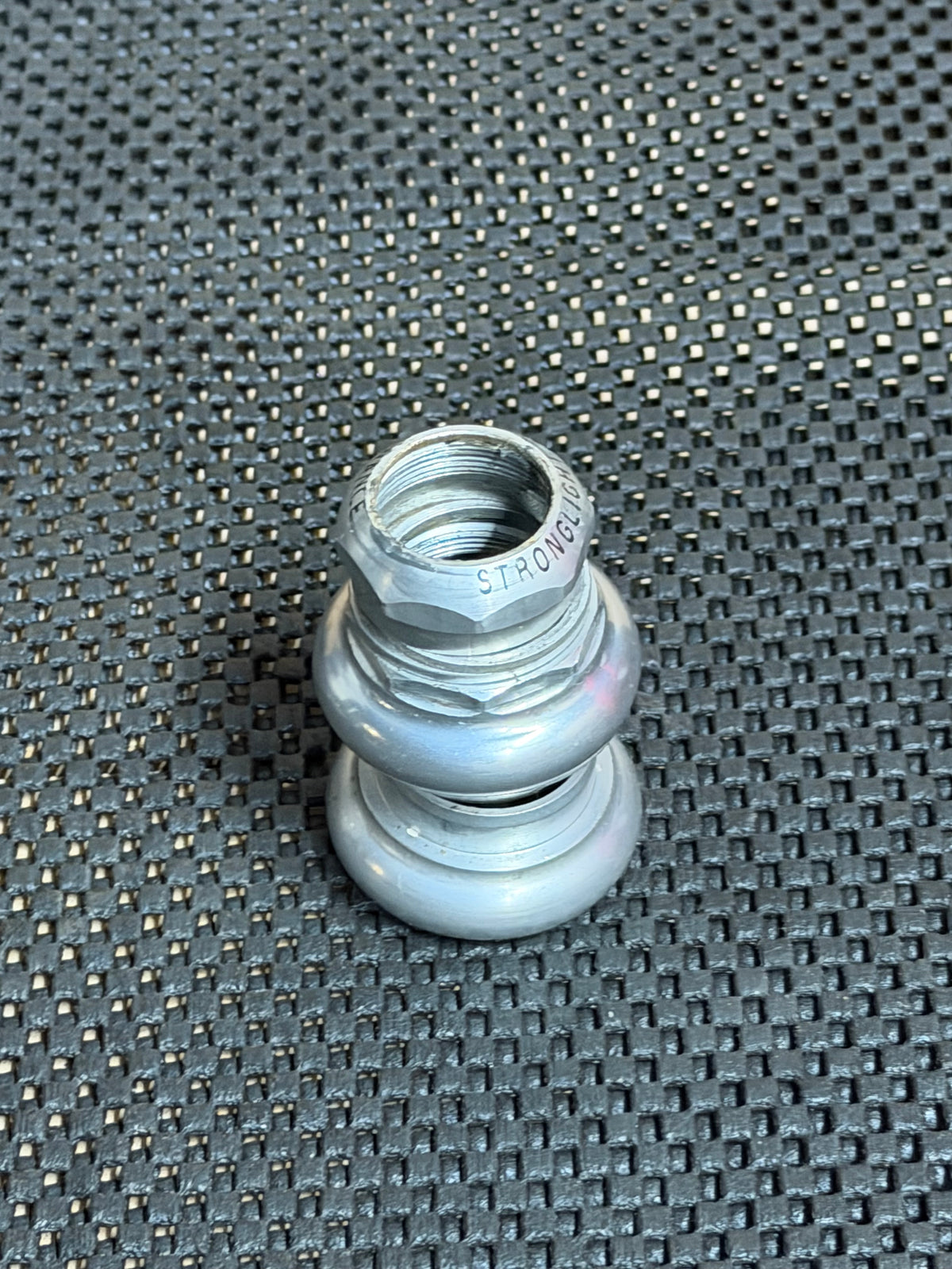 Stronglight 1in Threaded Headset – stacked headset side view