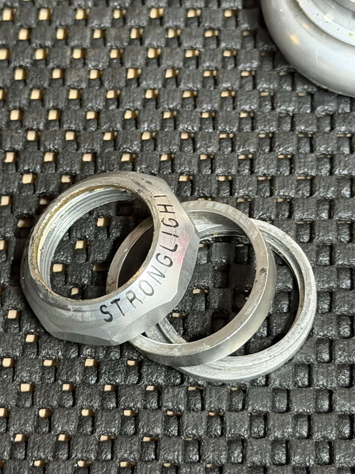 Stronglight 1in Threaded Headset – loose headset components