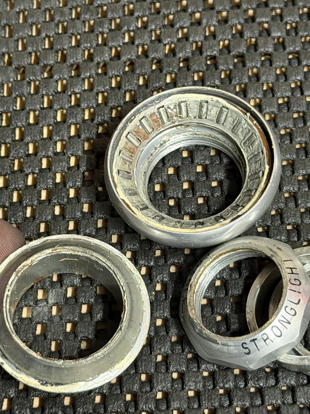 Stronglight 1in Threaded Headset – Stronglight marking