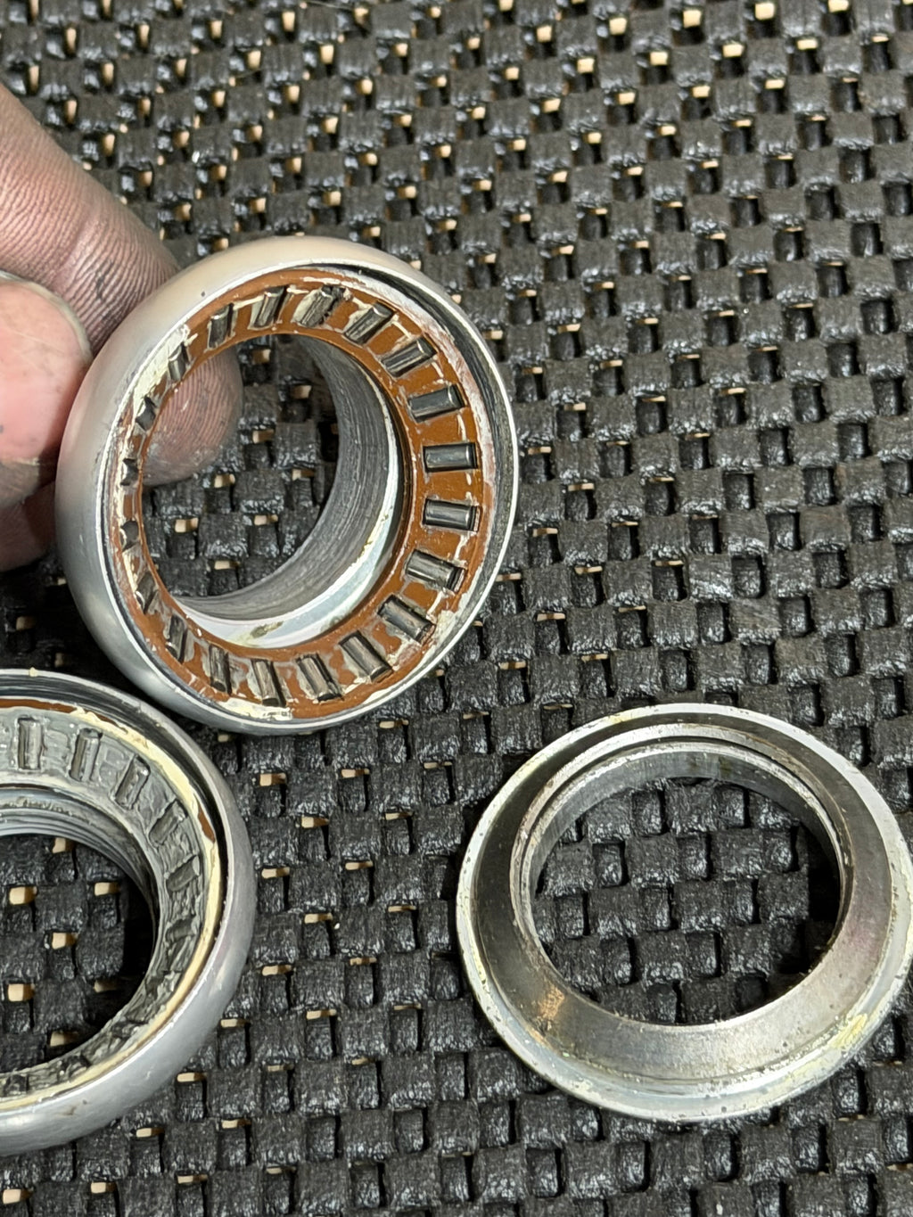 Stronglight 1in Threaded Headset – bearing and race components