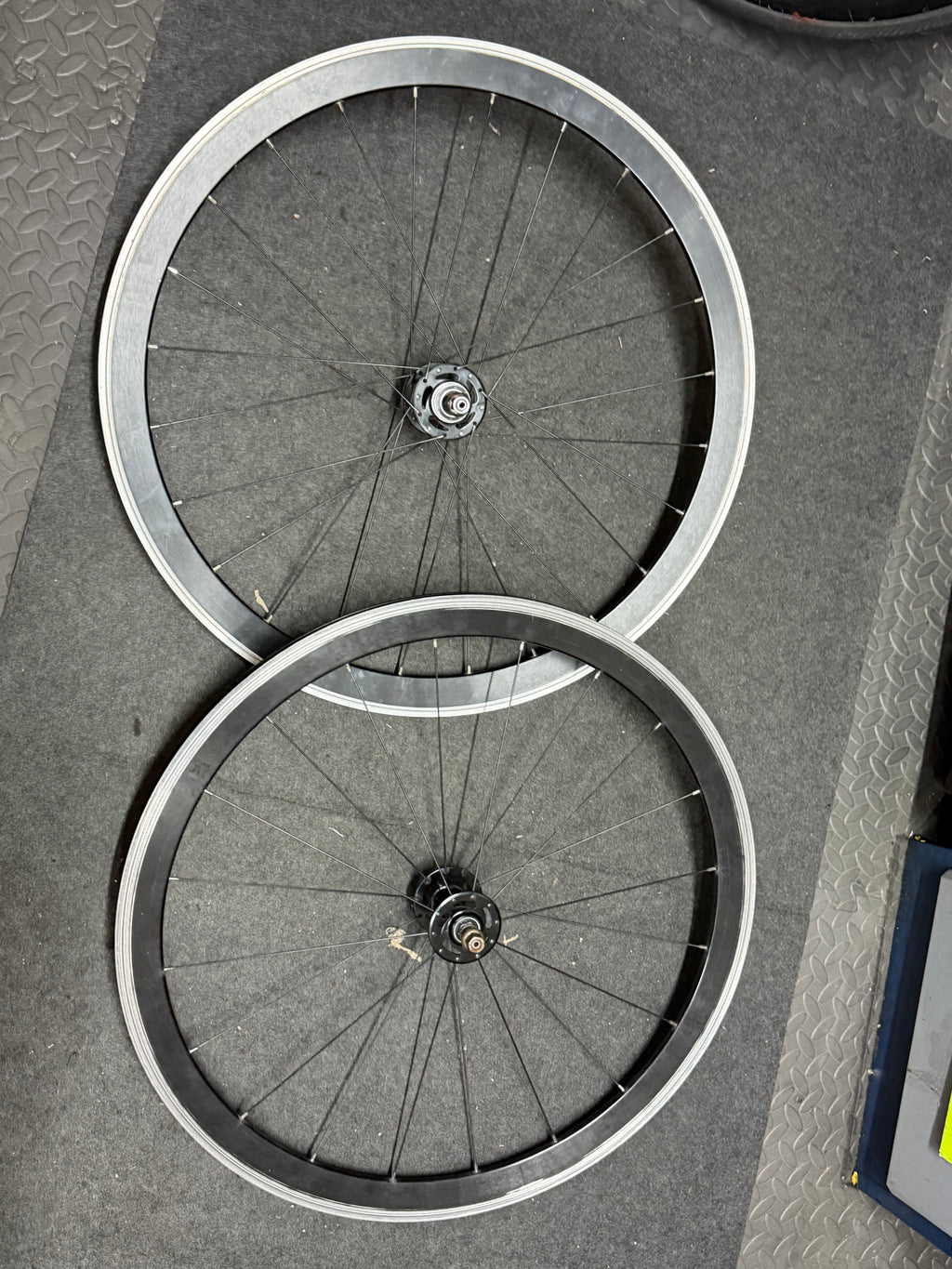 Giant, Giant Wheelset, Giant Track Wheelset, Track Wheelset, Fixed Gear Wheelset, 700c Wheelset, 700c Clincher, Clincher Wheelset, Track Wheels, Fixed Gear Wheels, Fixie Wheelset, Pista Wheelset, Sealed Bearing Wheels, Track Bike Parts, Fixed Gear Parts, Pista, Track Cycling
