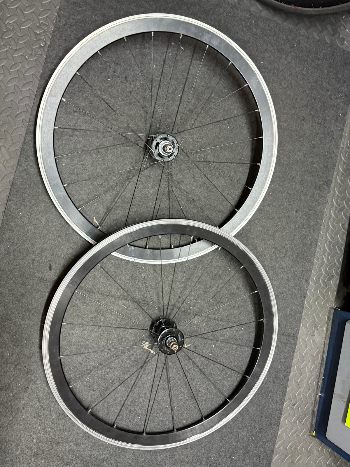 Giant, Giant Wheelset, Giant Track Wheelset, Track Wheelset, Fixed Gear Wheelset, 700c Wheelset, 700c Clincher, Clincher Wheelset, Track Wheels, Fixed Gear Wheels, Fixie Wheelset, Pista Wheelset, Sealed Bearing Wheels, Track Bike Parts, Fixed Gear Parts, Pista, Track Cycling